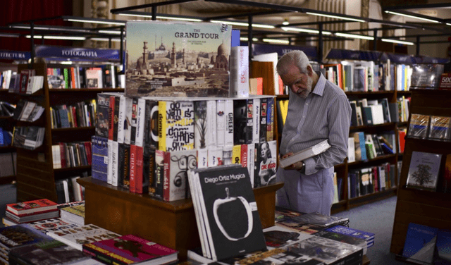 Las personas que coleccionan libros raros y curiosos son conocidos como bibliófilos. Foto: AFP