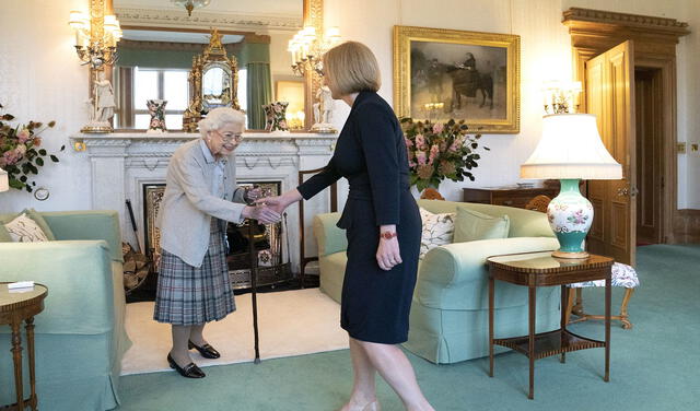 Fotografía tomada el 6 de septiembre de 2022 cuando la reina Isabel II y la nueva líder del Partido Conservador y primera ministra electa de Gran Bretaña, Liz Truss, se reúnen en el castillo de Balmoral en Ballater, Escocia. Foto: AFP