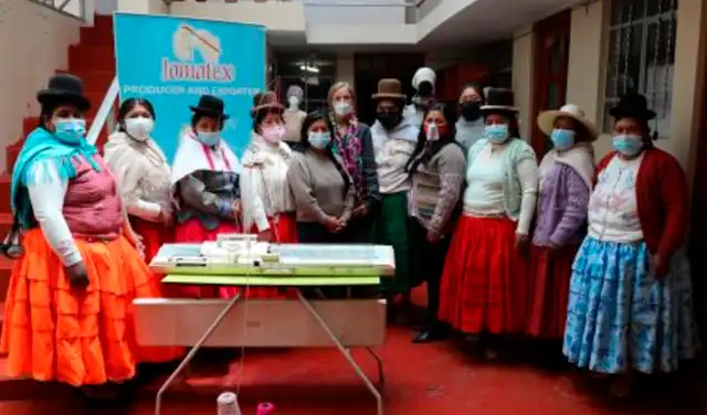 El proyecto de Maritza comercializa chompas y vestidos. Foto: Andina