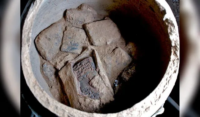 Vista de una de las vasijas de cerámica con tablillas cuneiformes, incluida una tablilla que todavía está en su sobre de arcilla original. Foto: Universidades de Friburgo y Tübingen, KAO
