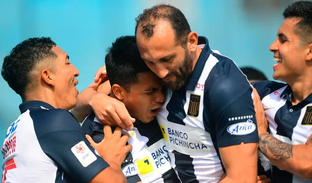 Hernán Barcos abraza a Jairo Concha, quien llegó a los cuatro goles con Alianza Lima. Foto: Liga de Fútbol Profesional