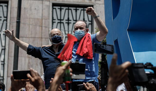 Hernando de Soto mostró "su apoyo" con Rafael López Aliaga en manifestación que no guardó distanciamiento social. Foto: Aldair Mejía/La República