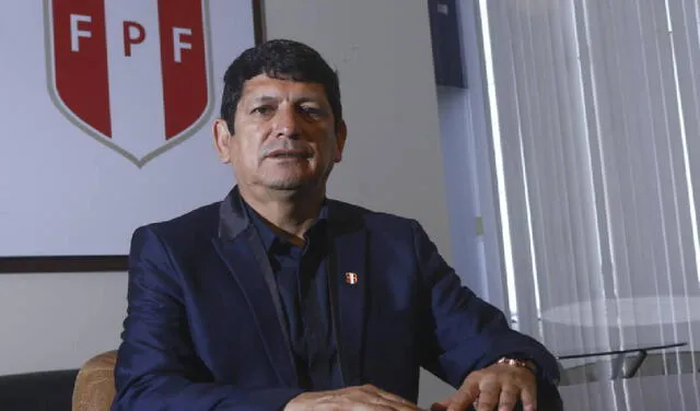 Agustín Lozano no podrá reelegirse como presidente de la FPF. Foto: GLR