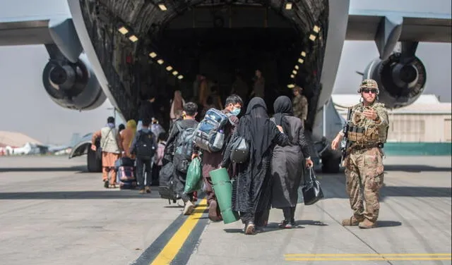 Según fuentes del Ministerio de Defensa de Dinamarca, el factor determinante para concluir la evacuación es "el aumento del riesgo en los alrededores del aeropuerto". Foto: EFE