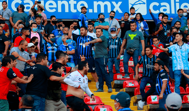 Autoridades de Querétaro también decomisaron prendas y celulares para esclarecer las agresiones contra hinchas del Atlas. Foto: EFE