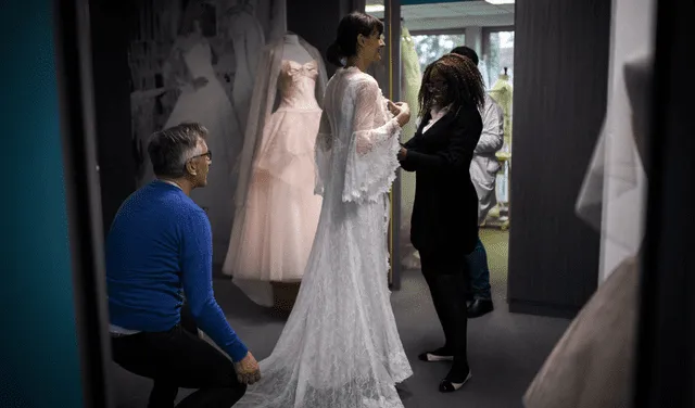 Soñar que buscas un vestido de novia refleja tus deseos por emprender un nuevo proyecto o asumir retos. Foto: Martin Bureau / AFP