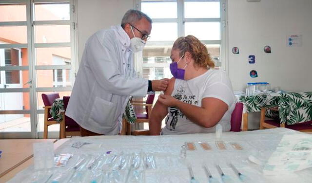 España comienza a aplicar segunda dosis de vacuna contra el coronavirus