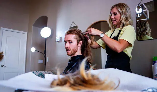 Joven se deja crecer su cabello para hacerle una peluca a su madre con cáncer