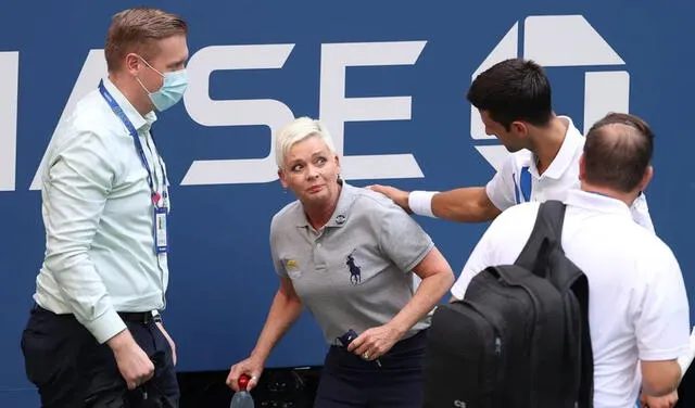 Djokovic fue descalificado del US Open del 2020 por tirarle un pelotazo a una jueza de línea. Foto: EFE.