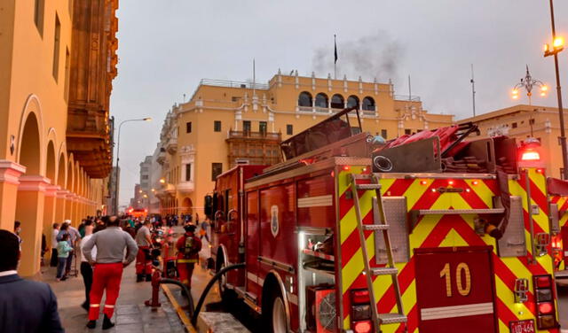 Diez unidades de bomberos llegaron a la zona para atender el siniestro. Foto: Urpi / La República