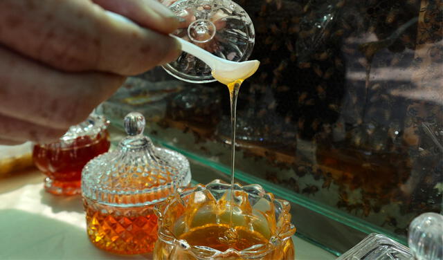 La miel favorece a quienes buscan el amor, según la creencia china. Foto: AFP