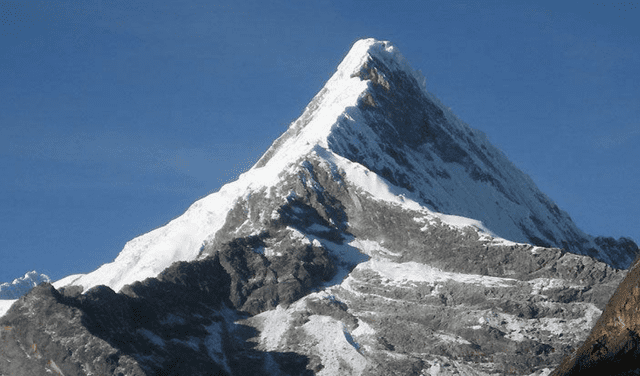 La montaña Artesonraju se encuentra a 6.025 metros sobre el nivel del mar