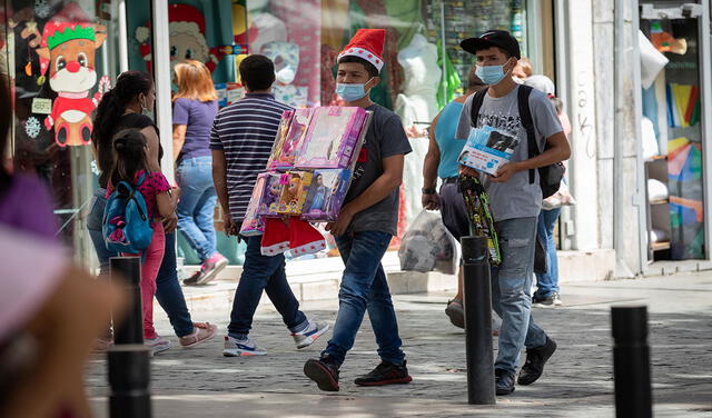 El precio del dólar es ampliamente revisado en Venezuela de cara a la Navidad. Foto: EFE