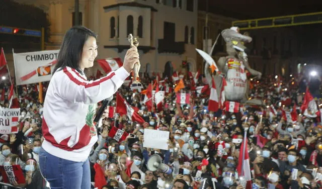 Keiko Fujimori durante la vigilia en la Plaza Bolognesi, en Cercado de Lima. Foto: Carlos Félix/La República