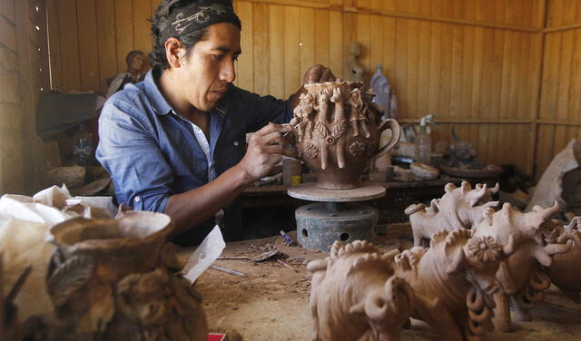 Detalles. Percy Roque es muy cuidadoso al momento de crear sus obras en cerámica. Foto: La República/Juan Carlos Cisneros