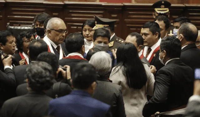 Entre los suyos. Castillo apresuró su salida del parlamento omitiendo parte de su discurso presidencial. Foto: John Reyes/ La República