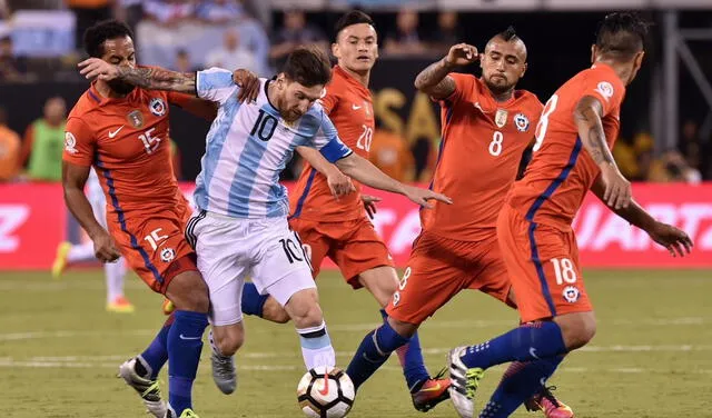 Messi falló el primer penal y dejó la opción para que Chile se quede con el trofeo. Foto: EFE