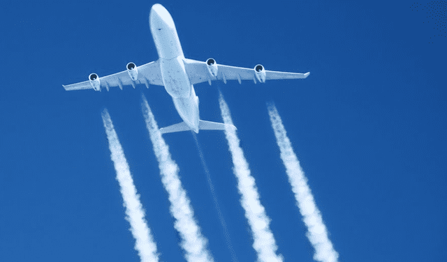Las líneas blancas que dejan los aviones en el cielo a su paso se compone de agua condensada