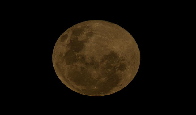 La Luna llena ilumina el cielo este sábado santo en Brasilia (Brasil). Foto: EFE