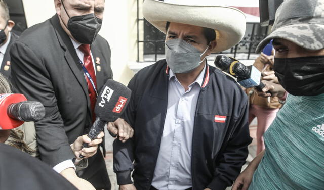 Pedro Castillo dialogó con la prensa tras salir de la Reniec. Foto: Aldair Medía/La República