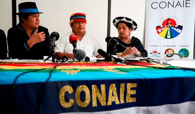 El expresidente de la CONAIE, Jaime Vargas, acompañado por los miembros Luisa Lozano y Apawki Castro.
