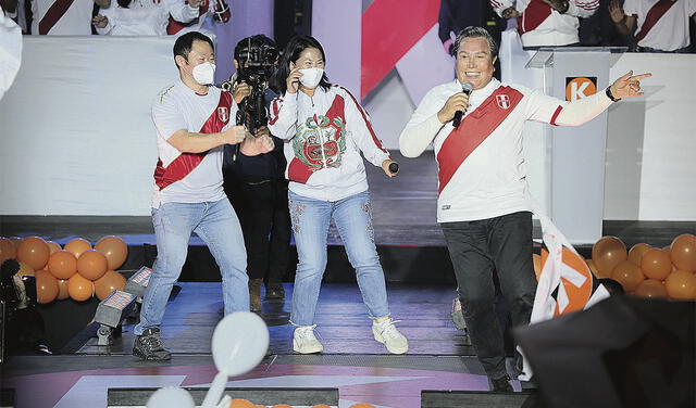 El show. El cantante Jimmy Santi fue el primero de los artistas que ofreció un espectáculo en el cierre de campaña de Keiko Fujimori. Foto: John Reyes/La República