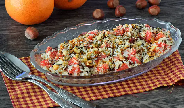 Ensalada de arroz y cuscús con pomelo y frutos secos. Foto: Vitónica
