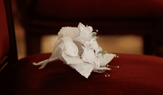 Pareja de novios pidió a grupo de invitados lavar los platos después de la cena