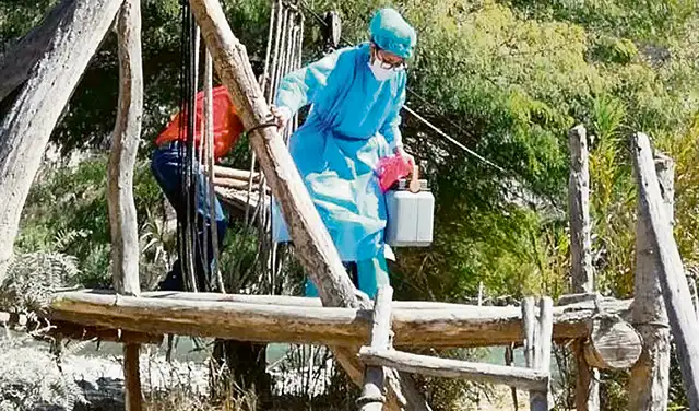 A pie. Se visitarán las casas para atender a los vulnerables. Foto: difusión