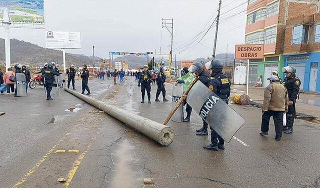 Puno. Pese a la presencia policial, los manifestantes bloquearon las vías y generaron caos. Foto: Liubomir Fernández/ URPI-LR