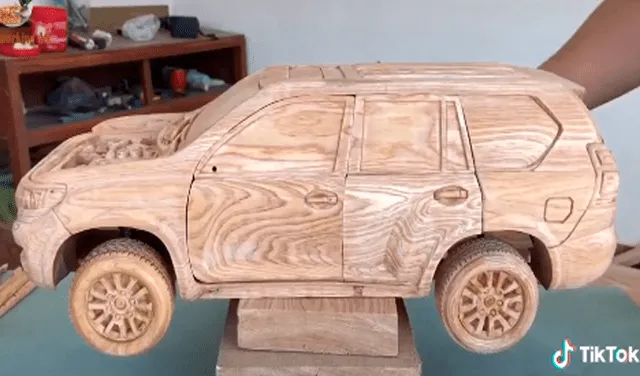 Carpintero fabrica réplica en miniatura de Toyota Land Cruiser de madera