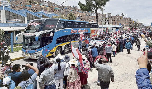 Júbilo. Los que integran el convoy aimara eran bien recibidos en pueblos por donde pasaban. Foto: Liubomir Fernández/URPI-LR