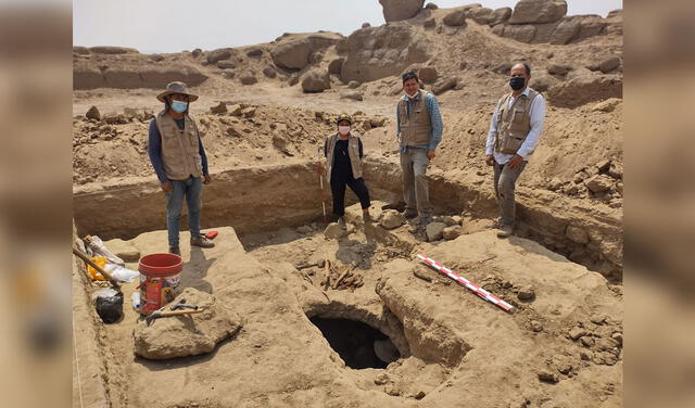 Pieter Van Dalen y miembros de su equipo de excavación alrededor de una entrada a la cámara donde se halla la momia. Foto: cortesía