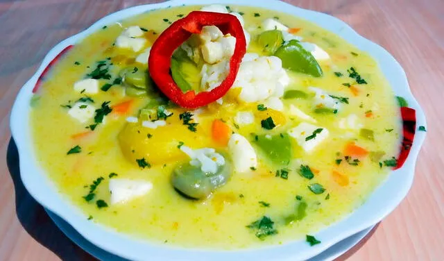 El chupe de habas verdes es una sopa tradicional de Semana Santa. Foto: captura de Recetas Ingeniosas con Estip / YouTube