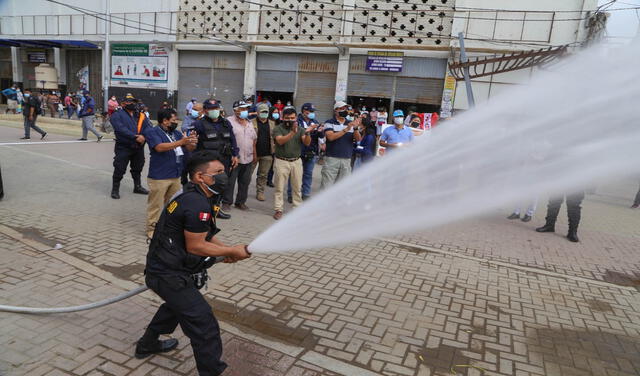 Personal de fiscalización trabaja para liberar los espacios públicos. Foto: La República.