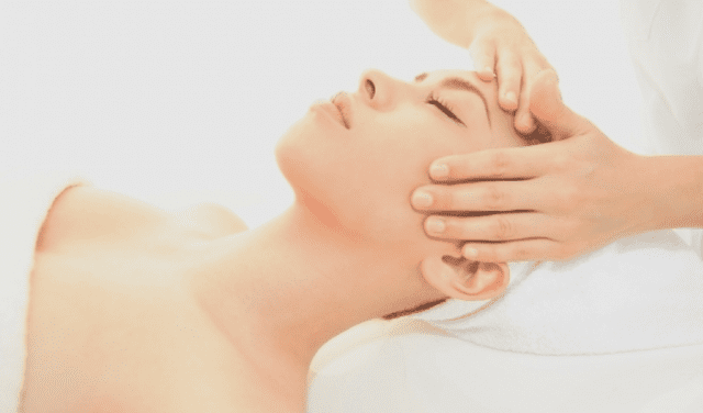 Los masajes ayudan a reducir el dolor de cabeza. Foto: EFE