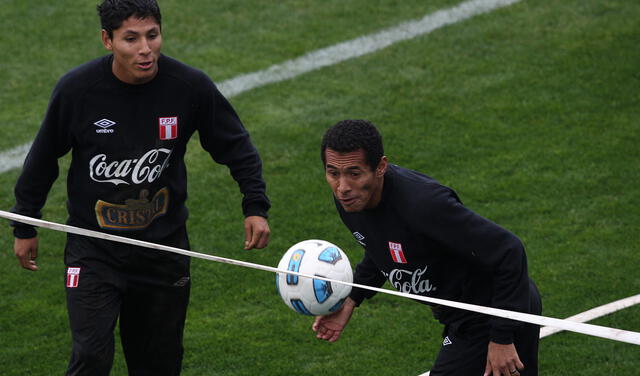 Lobatón y Ruidíaz jugaron juntos algunos partidos en la selección peruana. Foto: EFE