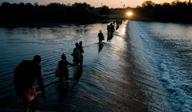 Decenas de migrantes haitianos cruzan el Río Bravo, la frontera entre México y Estados Unidos, en septiembre pasado. Foto: AFP