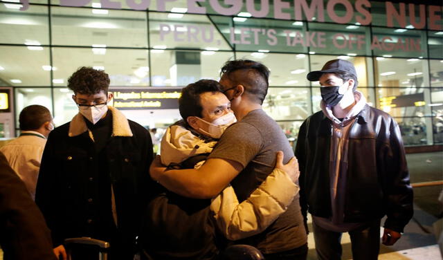 Peruanos que estaban en Ucrania arribaron al aeropuerto Jorge Chávez. Foto: La República / Antonio Melgarejo