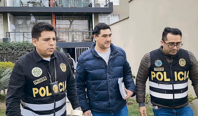 El más alto cargo de la Aduana del Callao implicado en el caso, Freddy Aguilar Anaya, es llevado detenido por agentes policiales. Foto: Deysi Portugal/URPI-GLR