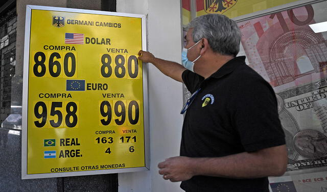 El alza del dólar fue la gran noticia de la mañana en Chile. Foto: AFP