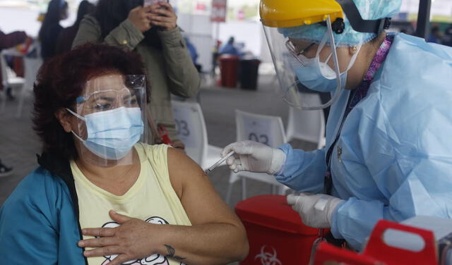 Vacunatón inició en 21 centros de inmunización de todo el país. Foto: Carlos Félix / La República