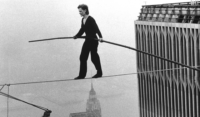 Philippe Petit, el hombre que cruzó las Torres Gemelas en la cuerda floja.