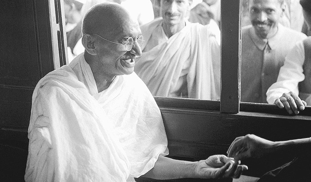 Mahatma Gandhi: En efemérides de hoy, el 2 de octubre de 1869 nació el líder pacifista en la India.