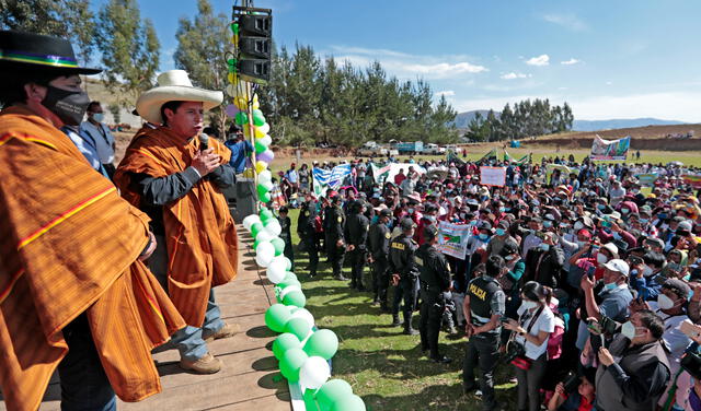 Pedro Castillo durante su participación en la ceremonia de siembra de “Quinua nativa orgánica de mil colores”. Foto: Presidencia