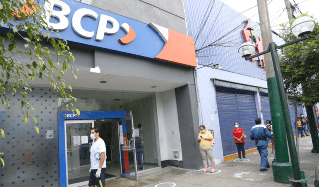 Los usuarios pueden realizar giros nacionales en las agencias del BCP. Foto: Rodolfo Contreras / La República