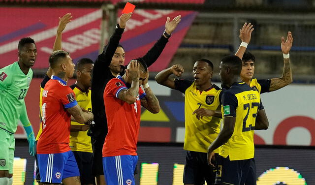 Uno de los partidos de las Eliminatorias Qatar 2022 que dirigó Rapallini fue la victoria a domicilio de Ecuador sobre Chile. Foto: EFE