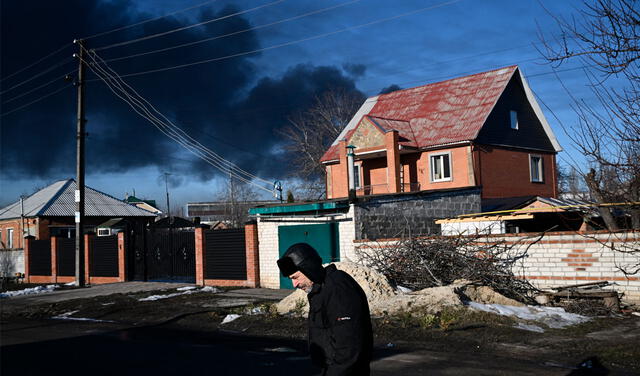 Humo negro sale desde el aeropuerto militar de Chuguyev. Foto: AFP