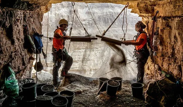 Arqueólogos tamizan los hallazgos en la cueva ubicada en el desierto de Judea. Foto: Eitan Klein