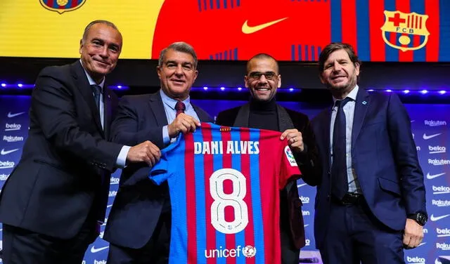 Dani Alves fue presentado oficialmente como jugador del FC Barcelona. Foto: FC Barcelona.